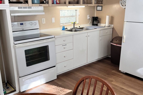 Frigorífico, microondas, horno y placa de cocina