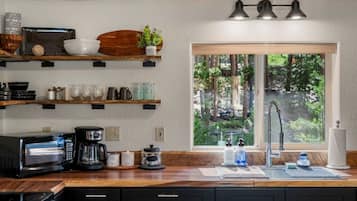 Køleskab, mikrobølgeovn, ovn, kogeplade