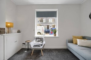 House | 4 bedrooms - Central Chic - Huge Home - Free Wifi (Cardiff)