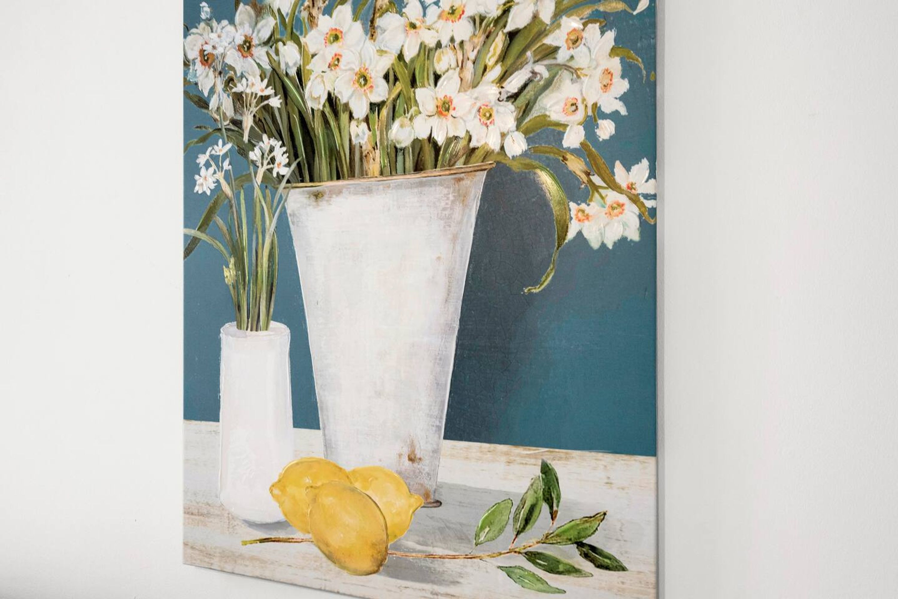 Eine Stilllebenmalerei von einer Vase mit Blumen und einer Zitrone auf einer Holztischplatte.