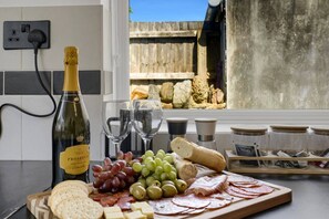 House | 4 bedrooms - Central Chic - Huge Home - Free Wifi (Cardiff)