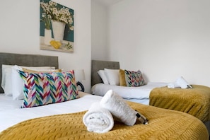 House | 4 bedrooms - Central Chic - Huge Home - Free Wifi (Cardiff)