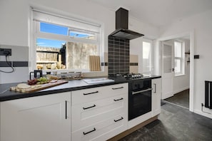 House | 4 bedrooms - Central Chic - Huge Home - Free Wifi (Cardiff)