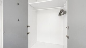A clean, empty room with a white door, a white ceiling, and a white floor. There are metal fixtures on the walls and a metal rod on the ceiling. - Spacious Cardiff Central Fast Wifi Netflix (Cardiff)
