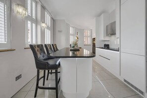 Apartment | 2 bedrooms - Chic Luxury - Central - Beach Access - Wind (Swansea)