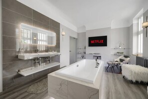 Apartment | 2 bedrooms - Modern Unique - Central Beach Access (Swansea)