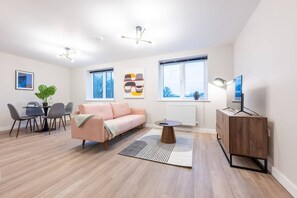 2 bedrooms - Luxurious 2 Bed Central Cardiff Free EV Charge (Cardiff)