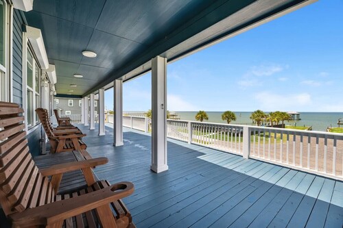 Spacious Bayfront home