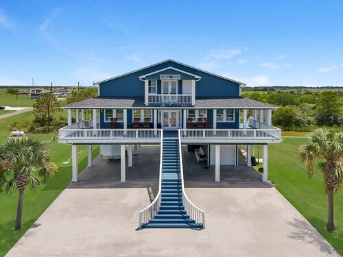 Spacious Bayfront home