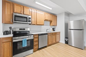 冷蔵庫、電子レンジ、オーブン、コンロ