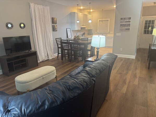 TV - Fabulous 3-bedroom- 3 bath house in prime location in Wilmington (Wilmington)