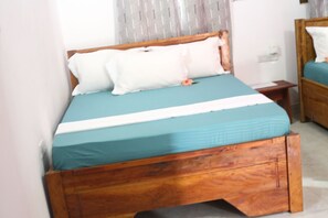 8 chambres, fer et planche à repasser, Wi-Fi, draps fournis