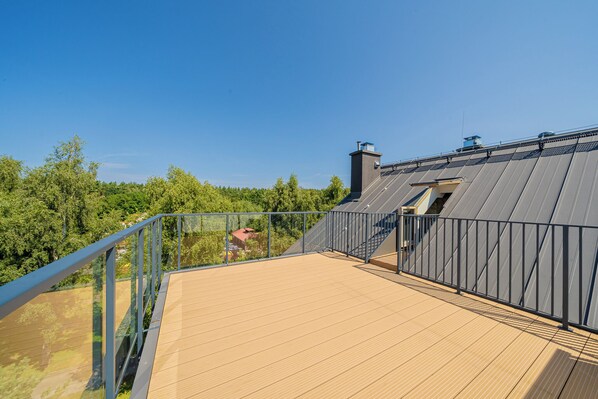 Laptop workspace, blackout curtains, iron/ironing board, free WiFi