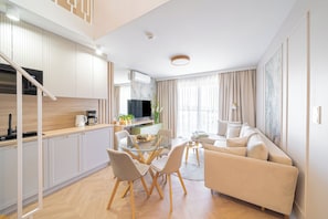 Appartement Premium, vue ville, en bord de plage | Cuisine privée | Réfrigérateur, four, plaque de cuisson, lave-vaisselle