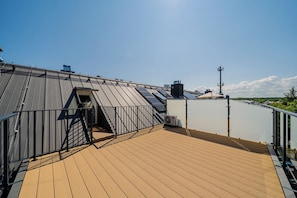 Premium-Apartment, Stadtblick, am Strand | Laptopgeeigneter Arbeitsplatz, Verdunkelungsvorhänge