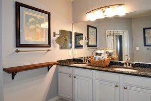 Secador de pelo, toallas, jabón, papel higiénico