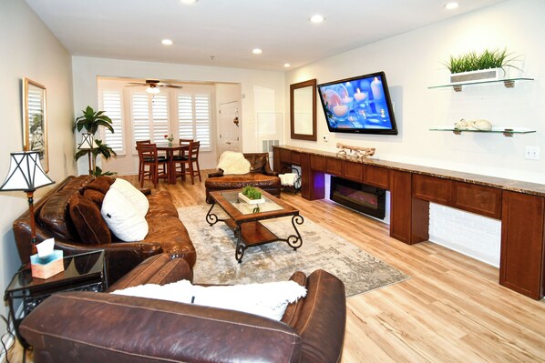 Living area - Mid-Term Gem - Private Bedroom Suite (Gaithersburg)