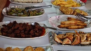 A buffet table with various food items and utensils. - SERGE HOTEL  (Arapgir)
