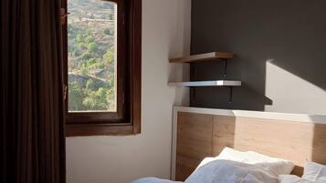 Een minibar, een bureau, een laptopwerkplek, verduisterende gordijnen