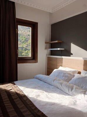 Minibar, skrivebord, skrivebord for bærbar PC og blendingsgardiner