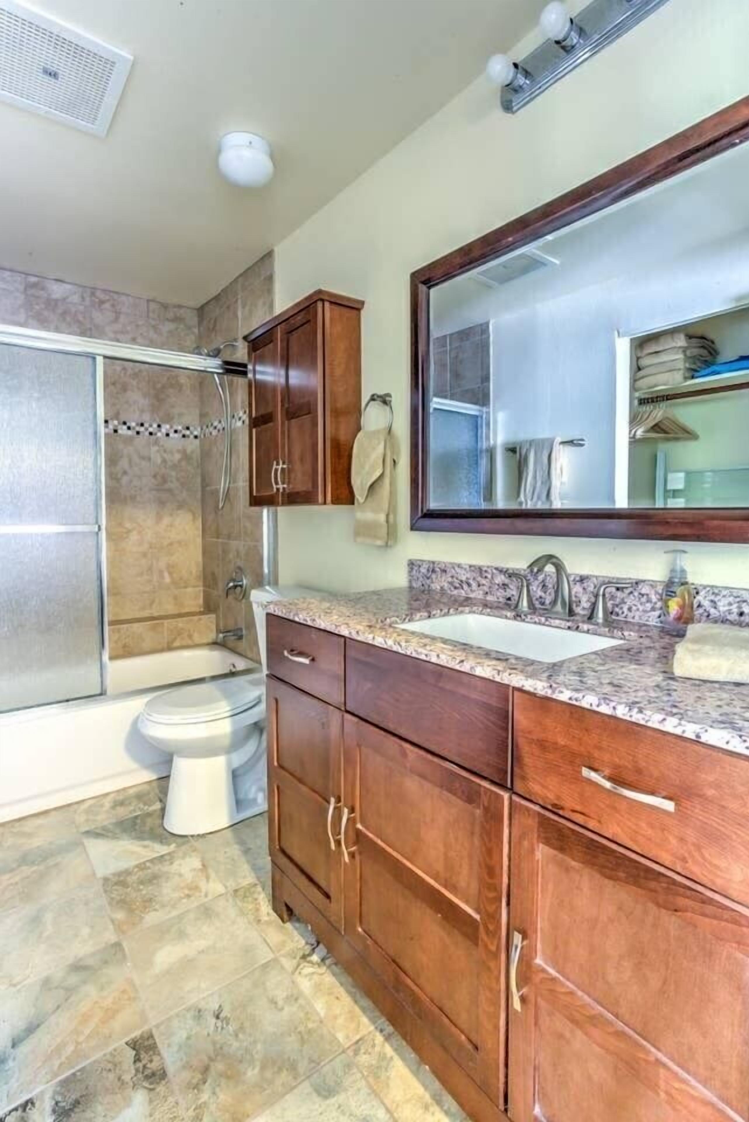 Een haardroger, handdoeken