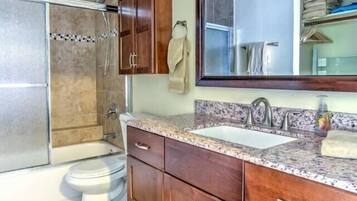 Een haardroger, handdoeken