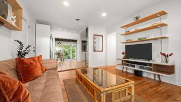 Een smart-tv en boeken