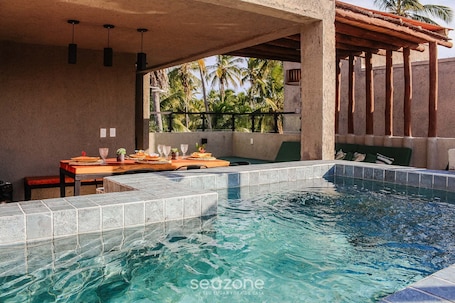 Una piscina al aire libre