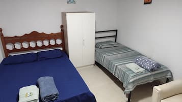 Tabla de planchar con plancha, wifi gratis y ropa de cama