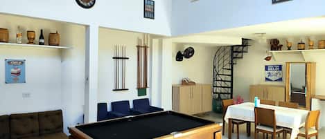 تلفزيون بحجم 32-بوصة يعرض قنوات تلفزيونية رقمية، أفلام تعرض لأول مرة