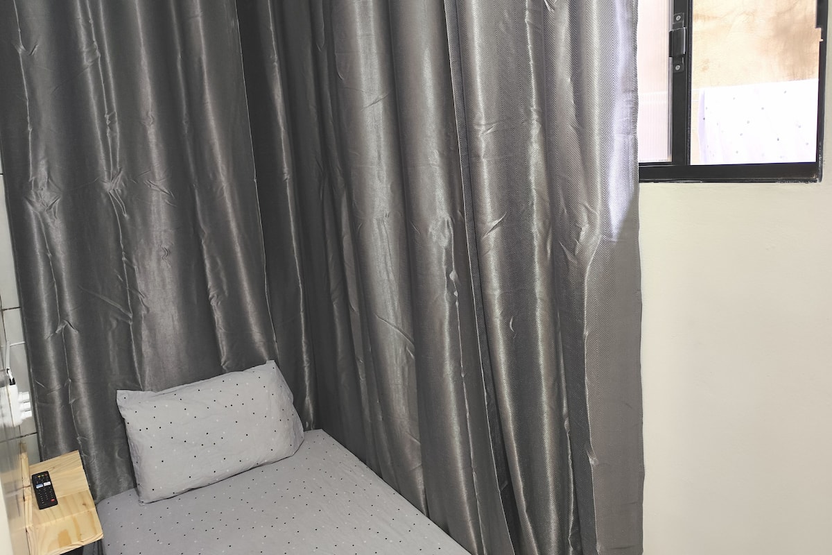 Economy Room, 1 Twin Bed | Iron/ironing board, free WiFi, bed sheets