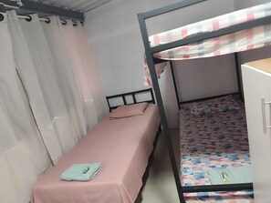 Chambre Triple Économique, vue jardin | Fer et planche à repasser, Wi-Fi gratuit