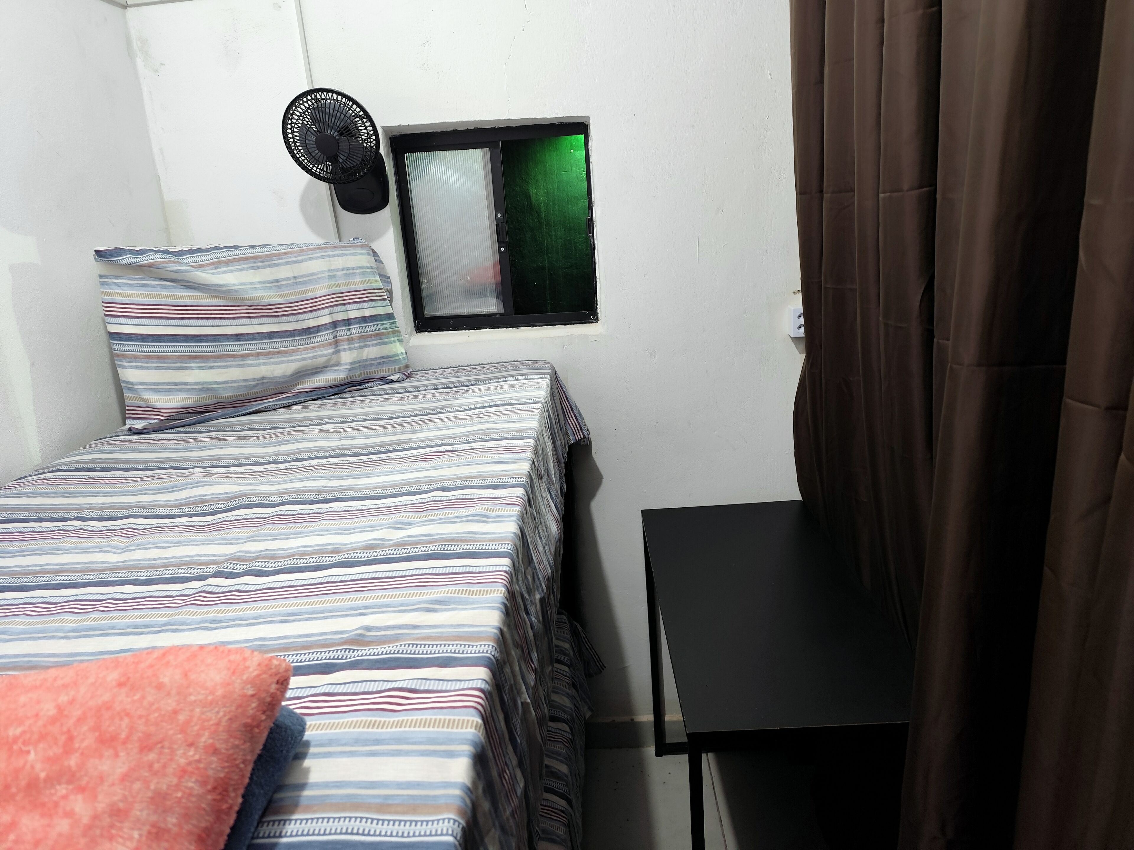 Espacio para trabajar con laptop, wifi gratis y ropa de cama 