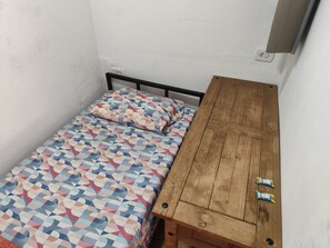 Economy Room | Iron/ironing board, free WiFi