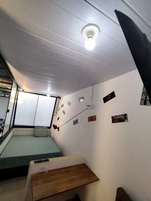 Espacio para trabajar con laptop, wifi gratis y ropa de cama