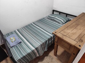 Habitación económica | Tabla de planchar con plancha y wifi gratis
