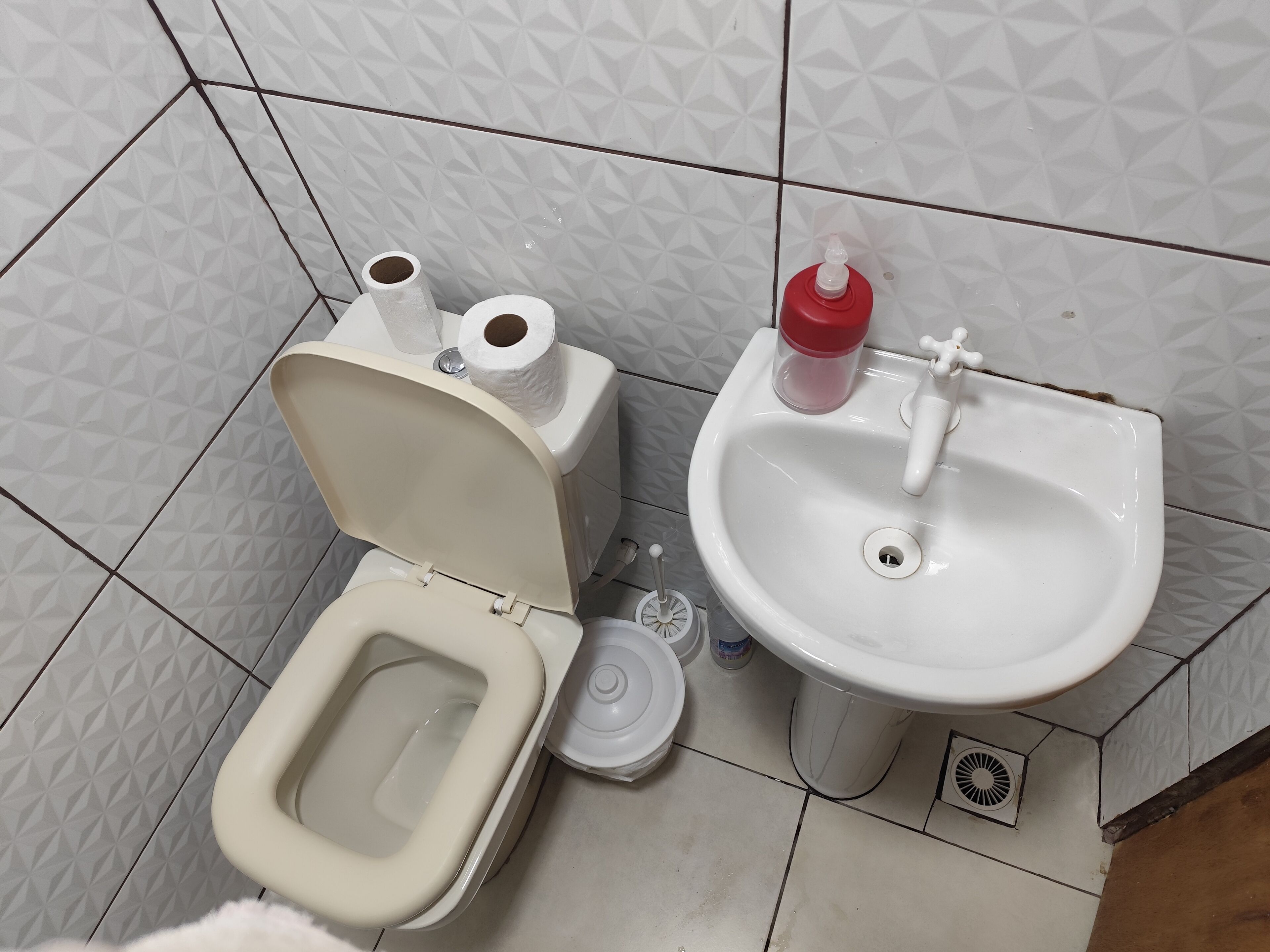 Un bagno con toilette, bidet e lavandino.