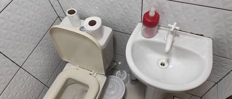 Un bagno con toilette, bidet e lavandino.