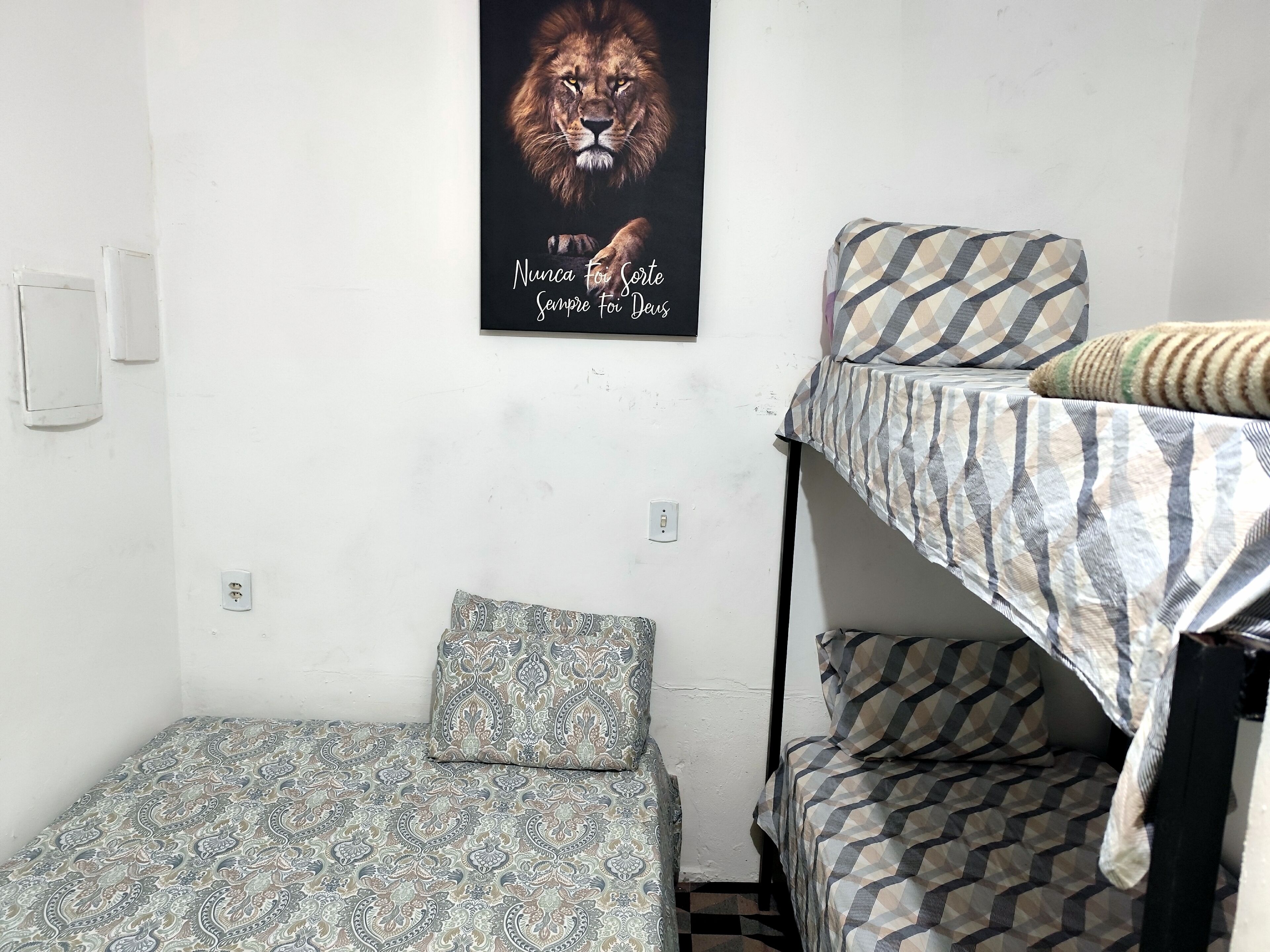 واي فاي مجانًا وملاءات أسرّة