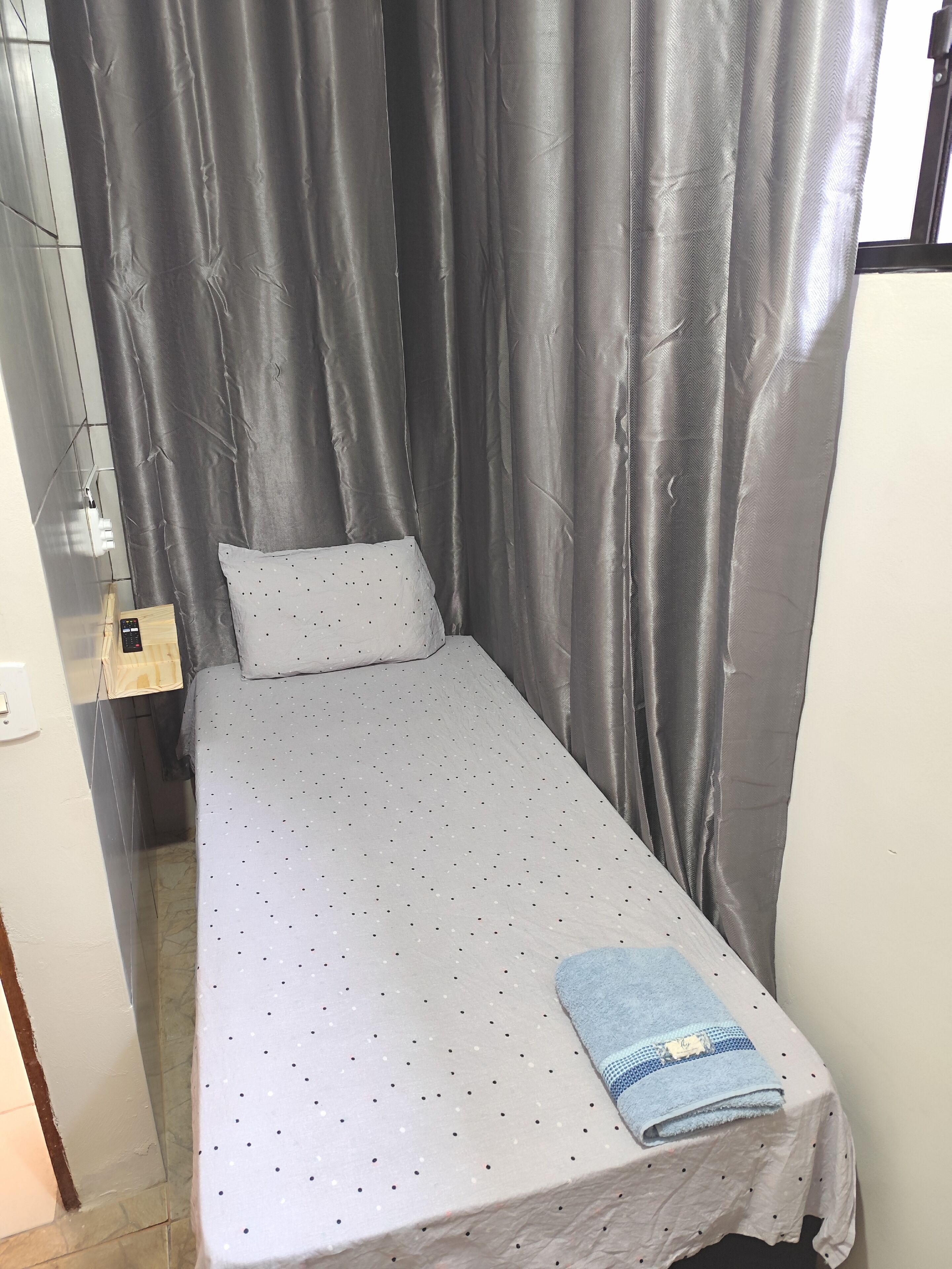 Economy Room, 1 Twin Bed | Iron/ironing board, free WiFi, bed sheets