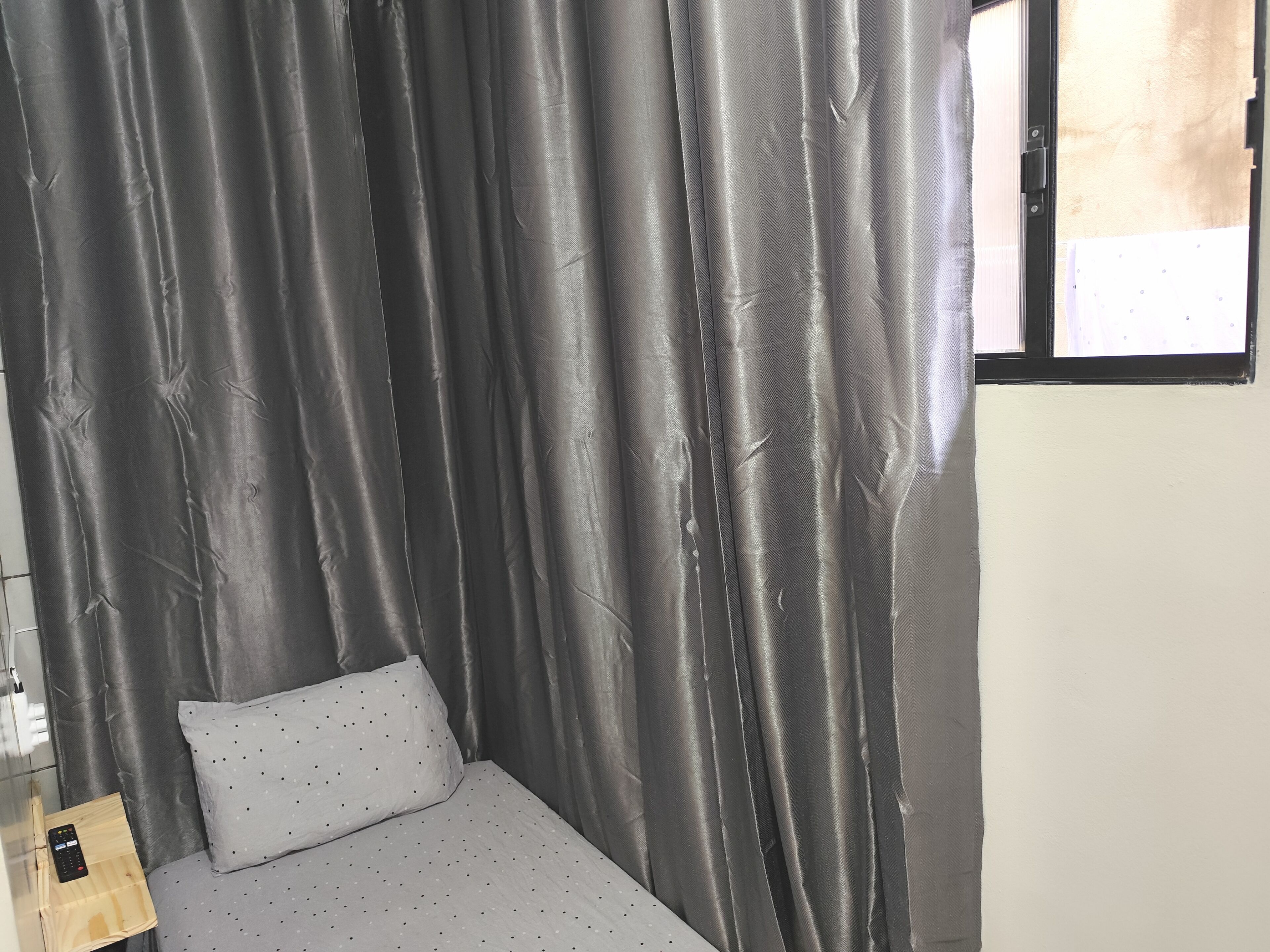 Espacio para trabajar con laptop, wifi gratis y ropa de cama 