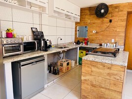 Jääkaappi, mikroaaltouuni, tehosekoitin, grilliuuni