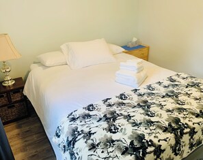 Tabla de planchar con plancha, wifi y ropa de cama 