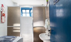 Basic Apartment | Bathroom