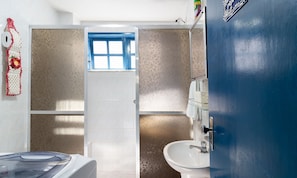 Basic Apartment | Bathroom