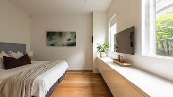 Iron/ironing board, travel crib, WiFi, bed sheets