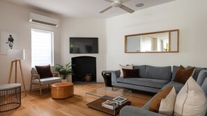 Smart TV - Alpha Luxe - Pet Friendly Luxury Home and Heated Pool (Byron Bay)