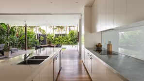 Kjøleskap, mikrobølgeovn, ovn og kokeplater