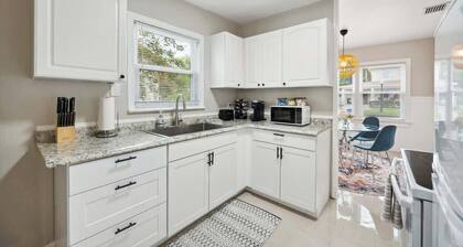 2/1 Fenced Home Pet Friendly