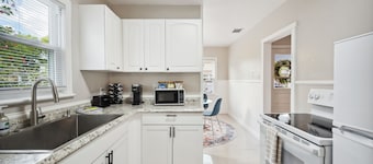Beautiful Neighborhood + 2 Bed/1 Bath + Pet/Family Friendly + Sleeps up to 6